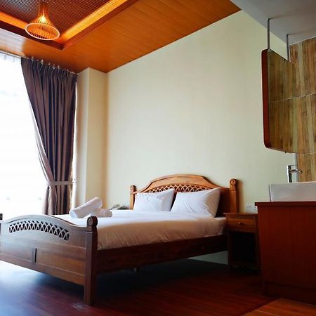 Top Holiday Hotel เซอรีเคมบางัน ภายนอก รูปภาพ