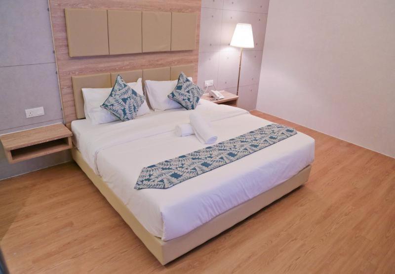 Top Holiday Hotel เซอรีเคมบางัน ภายนอก รูปภาพ