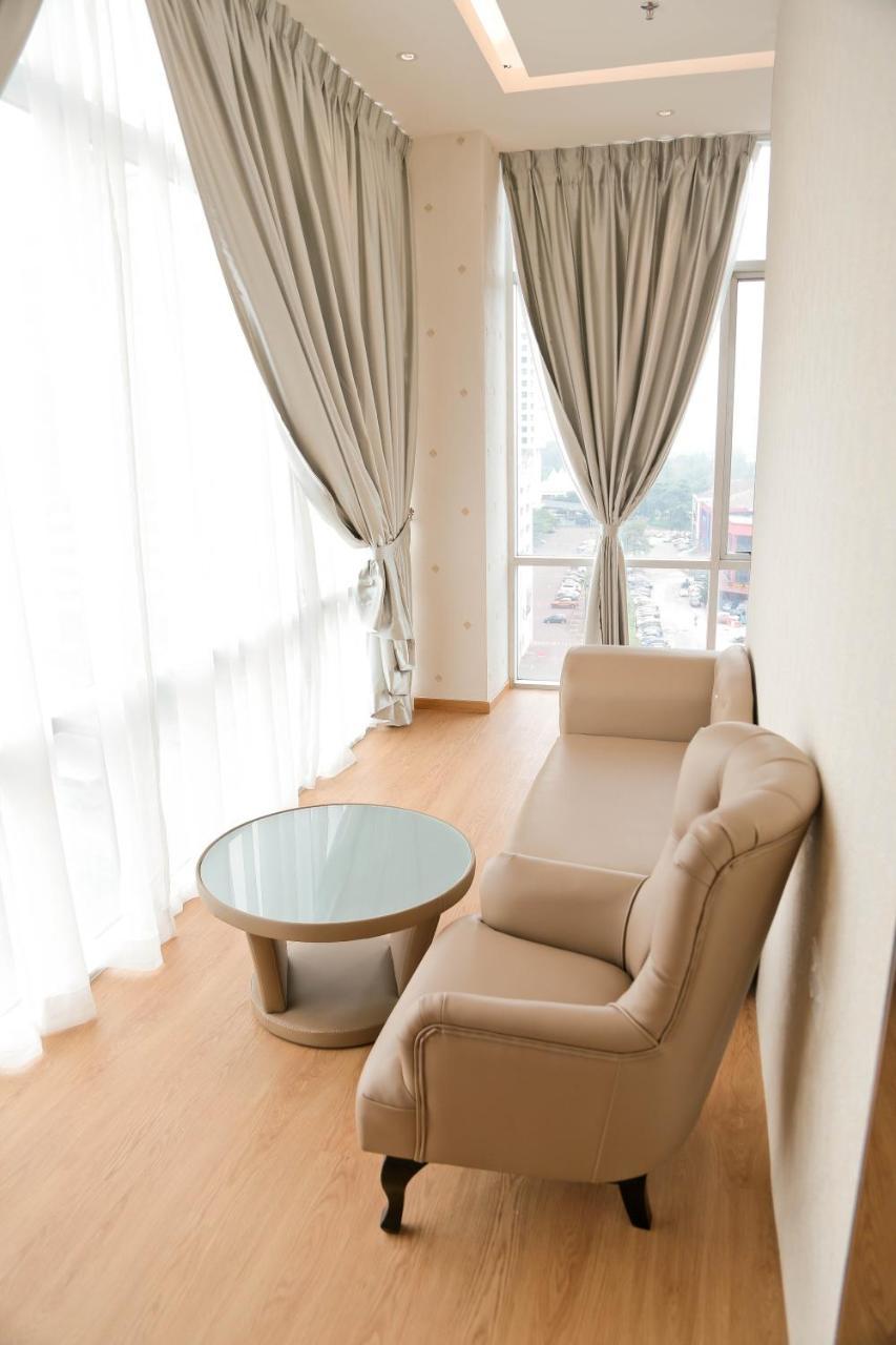 Top Holiday Hotel เซอรีเคมบางัน ภายนอก รูปภาพ