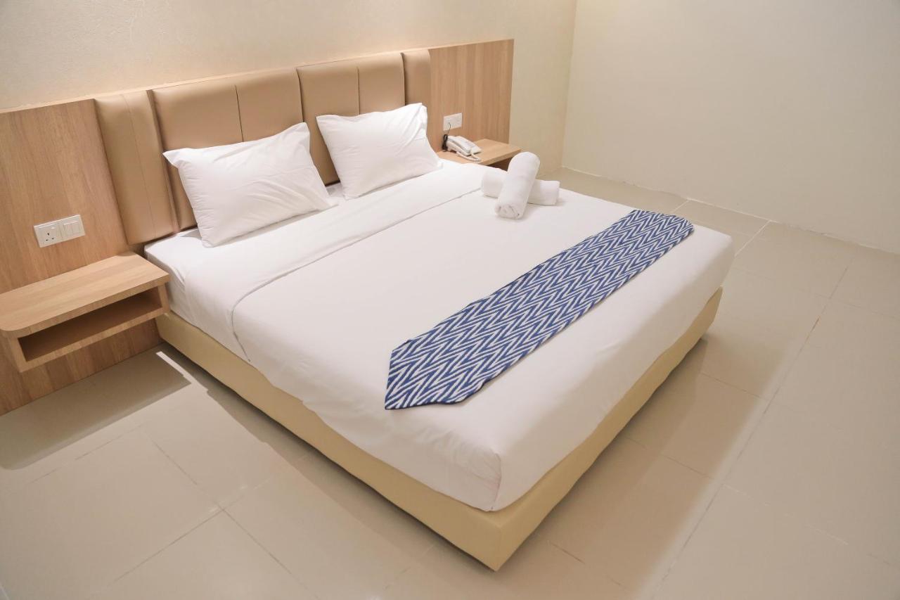 Top Holiday Hotel เซอรีเคมบางัน ภายนอก รูปภาพ