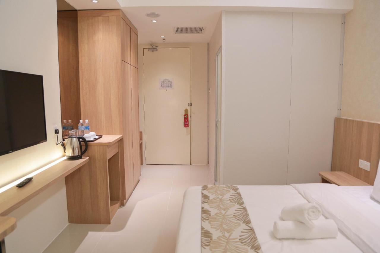 Top Holiday Hotel เซอรีเคมบางัน ภายนอก รูปภาพ