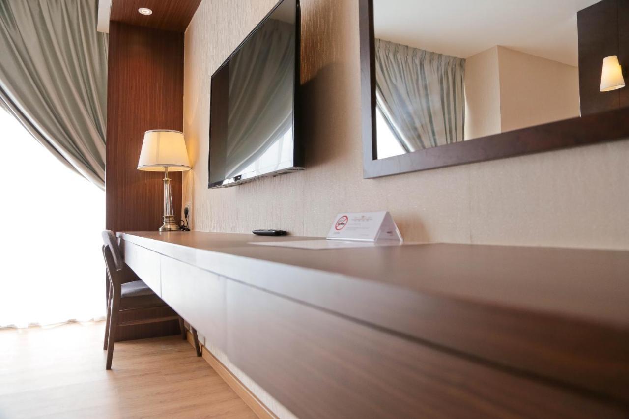 Top Holiday Hotel เซอรีเคมบางัน ภายนอก รูปภาพ