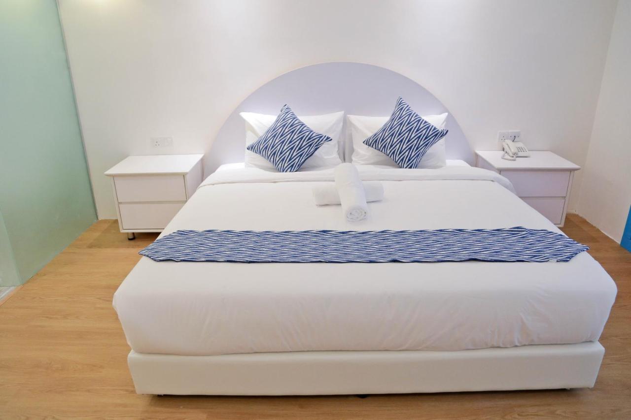 Top Holiday Hotel เซอรีเคมบางัน ภายนอก รูปภาพ