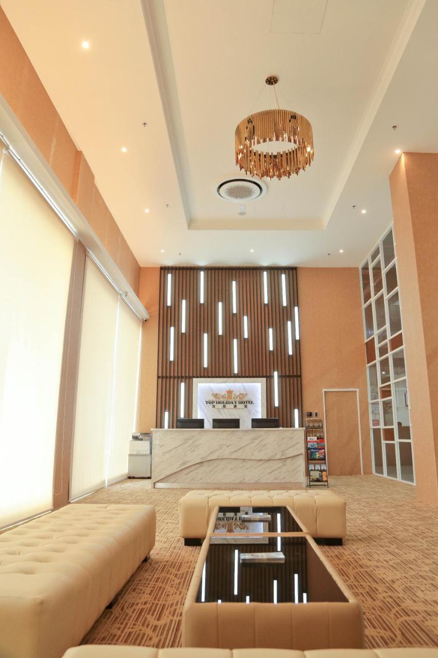 Top Holiday Hotel เซอรีเคมบางัน ภายนอก รูปภาพ