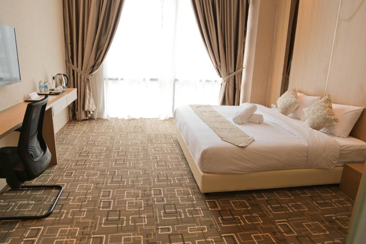 Top Holiday Hotel เซอรีเคมบางัน ภายนอก รูปภาพ