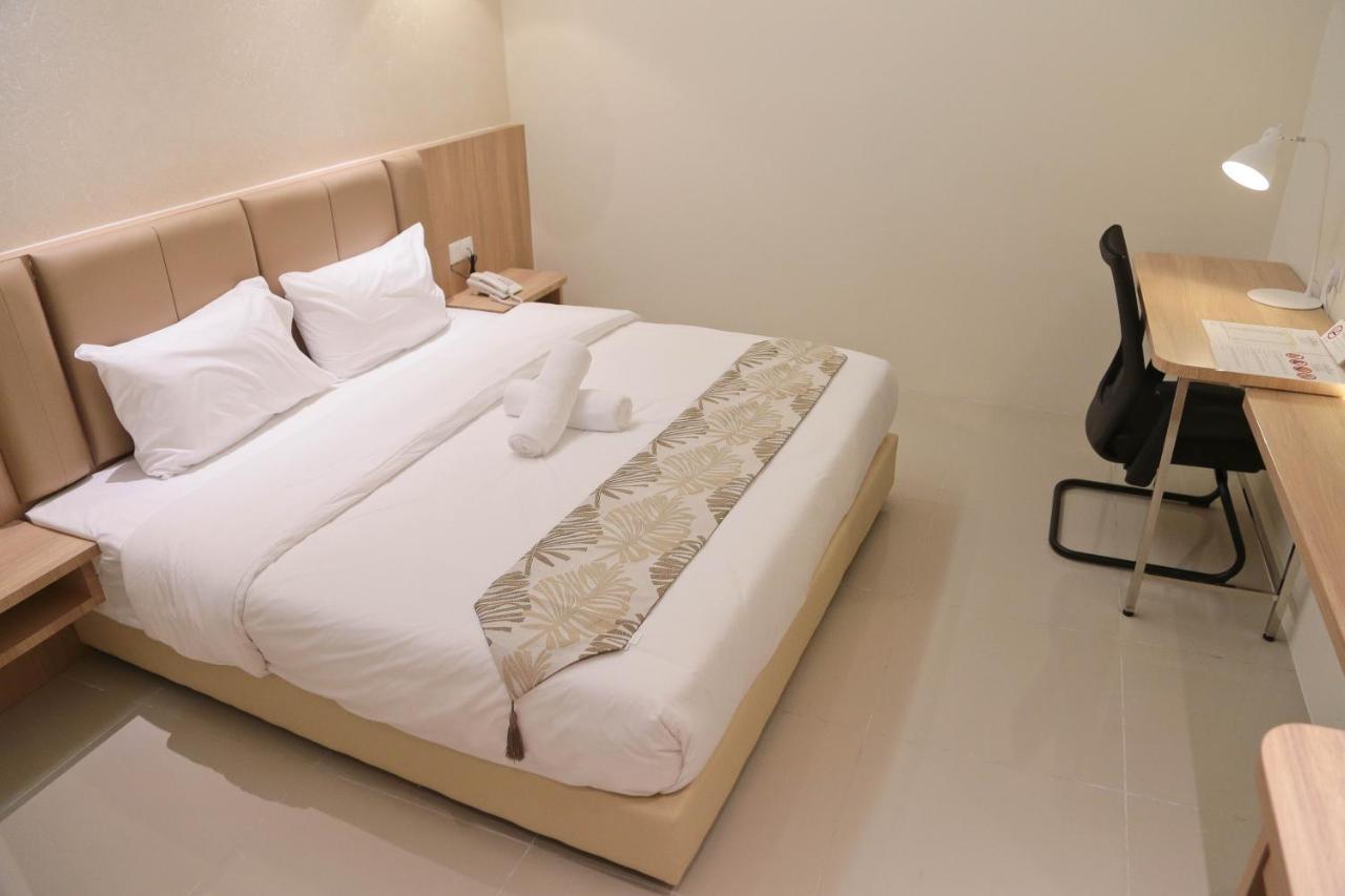 Top Holiday Hotel เซอรีเคมบางัน ภายนอก รูปภาพ