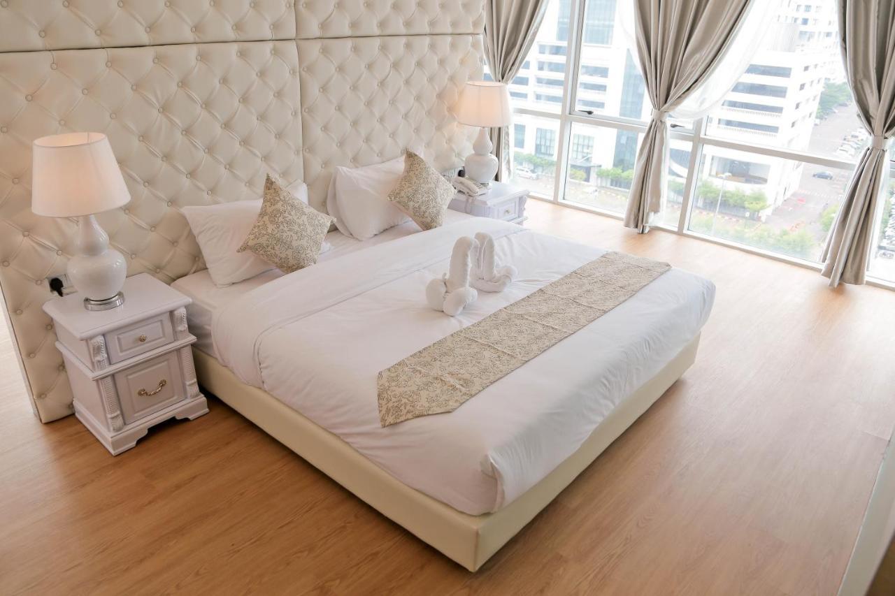 Top Holiday Hotel เซอรีเคมบางัน ภายนอก รูปภาพ