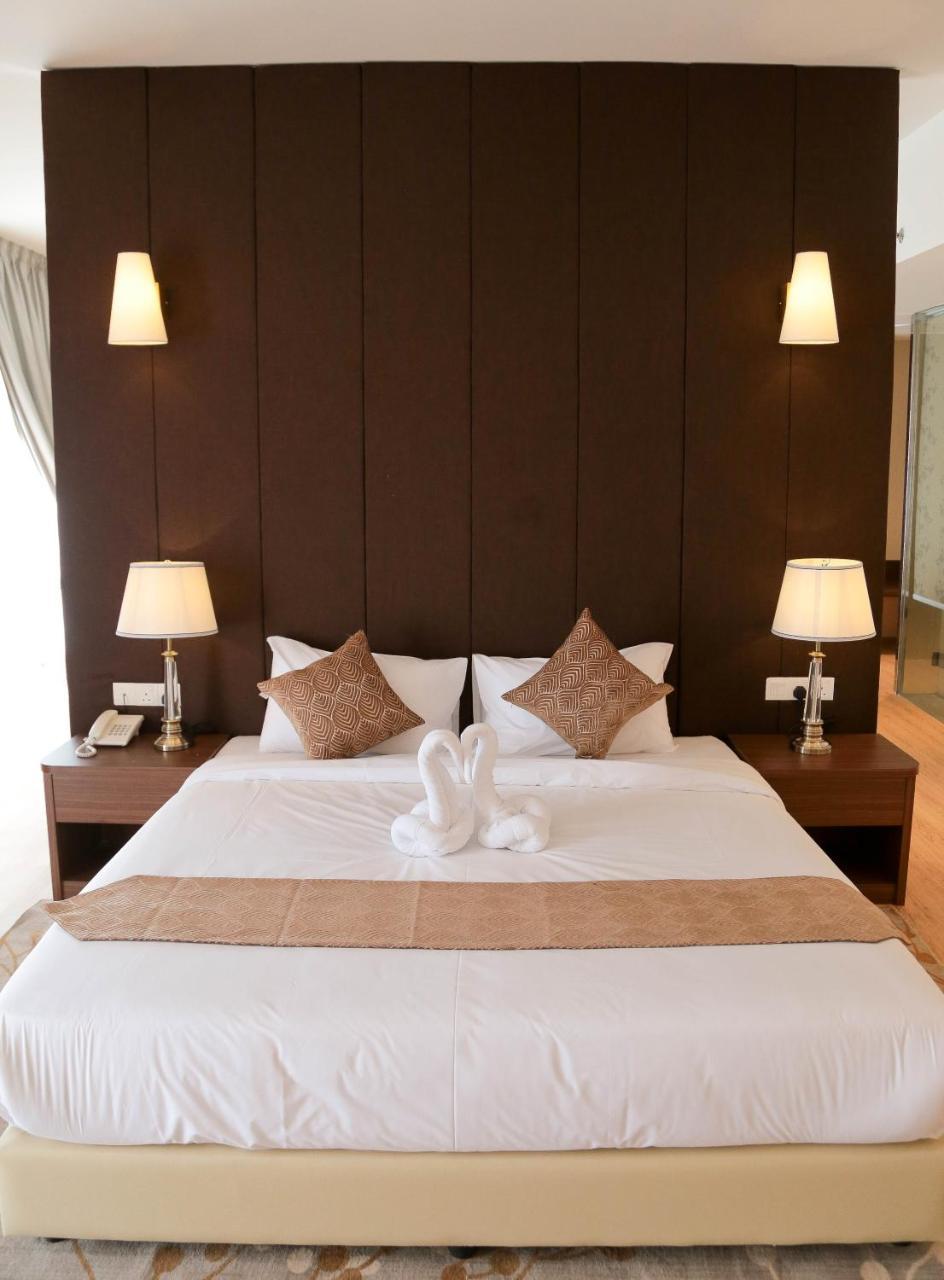 Top Holiday Hotel เซอรีเคมบางัน ภายนอก รูปภาพ