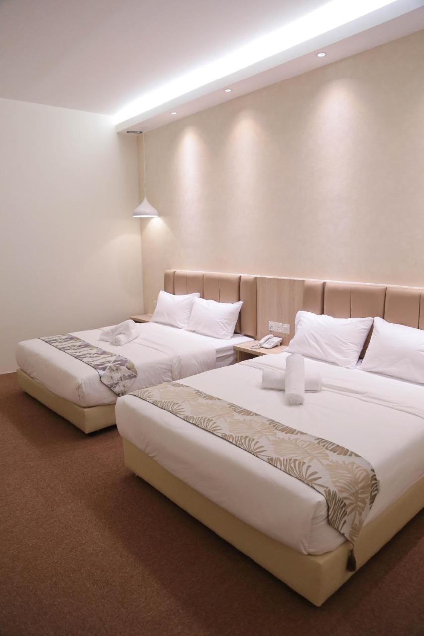 Top Holiday Hotel เซอรีเคมบางัน ภายนอก รูปภาพ