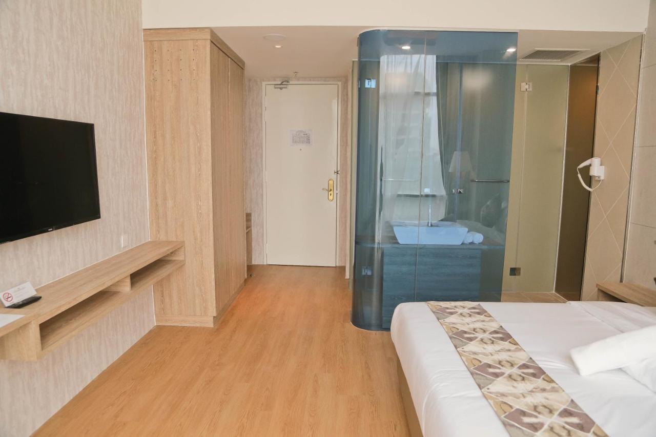 Top Holiday Hotel เซอรีเคมบางัน ภายนอก รูปภาพ