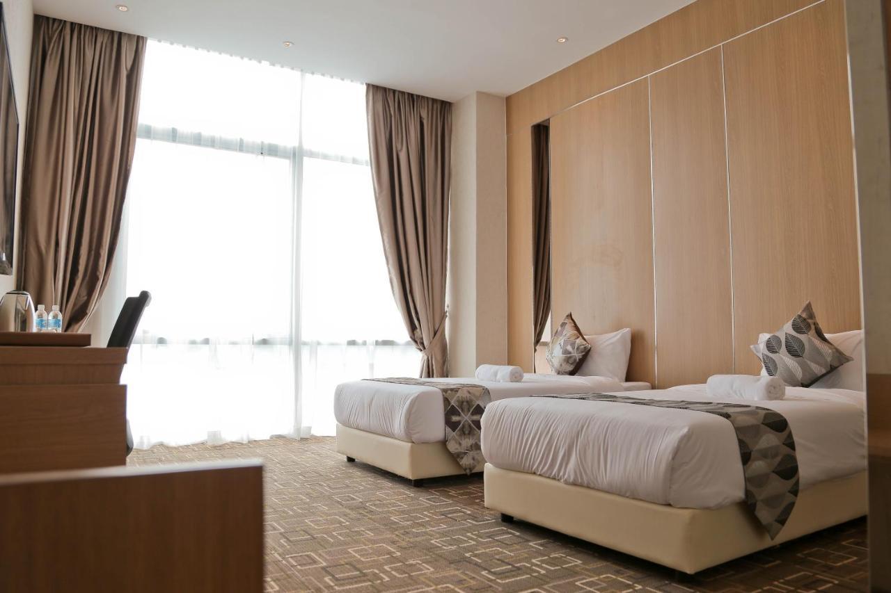Top Holiday Hotel เซอรีเคมบางัน ภายนอก รูปภาพ