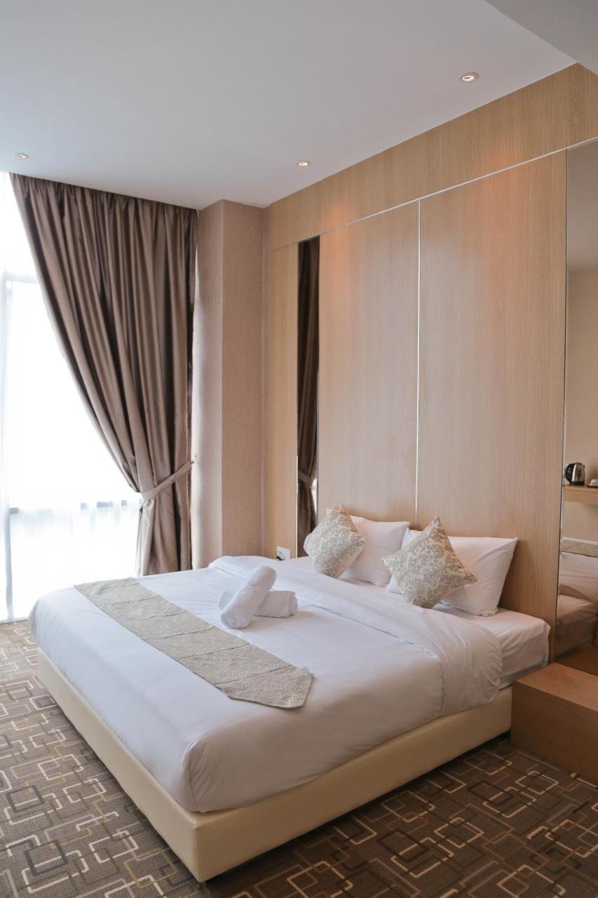 Top Holiday Hotel เซอรีเคมบางัน ภายนอก รูปภาพ