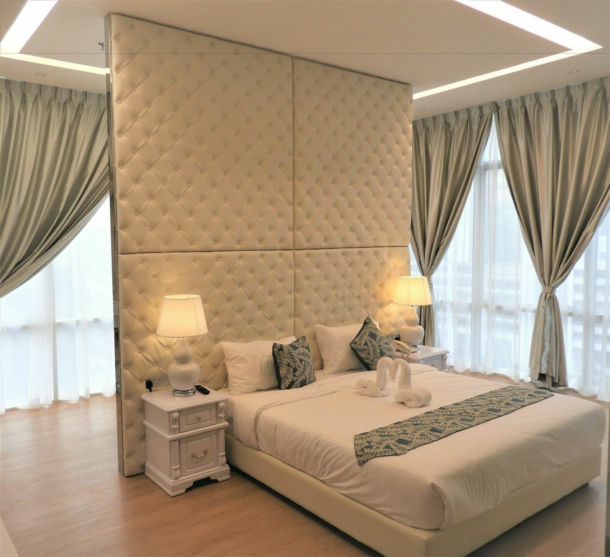 Top Holiday Hotel เซอรีเคมบางัน ภายนอก รูปภาพ