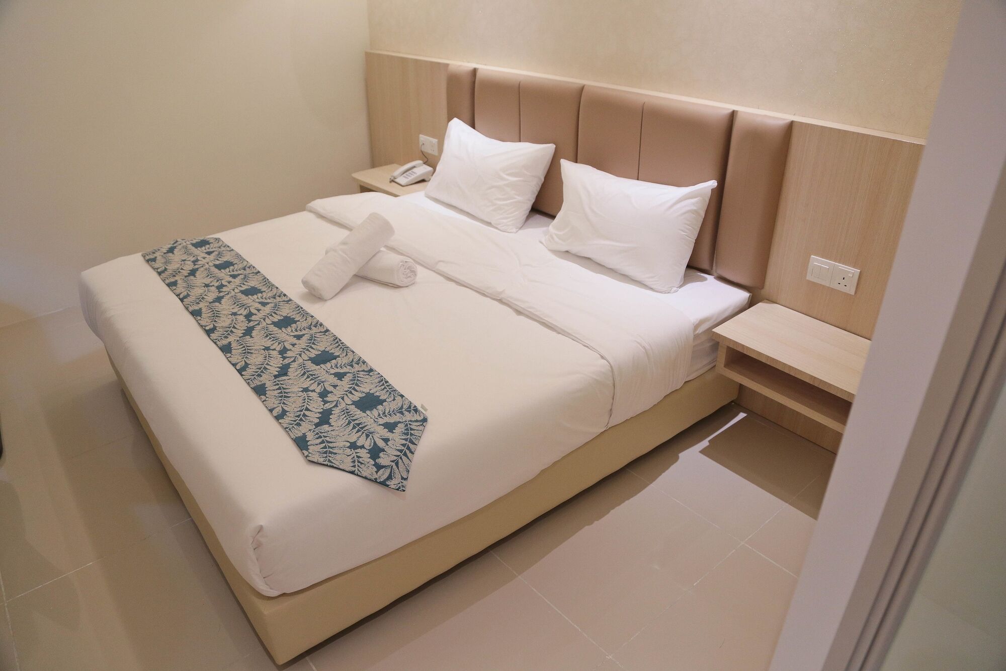 Top Holiday Hotel เซอรีเคมบางัน ภายนอก รูปภาพ